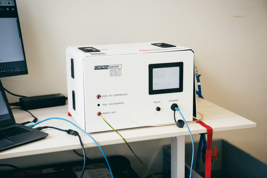 The CONTROS HydroFIA pH is a flow-through system for the determination of the pH value in saline solutions and ideally suited for measurements in seawater. 